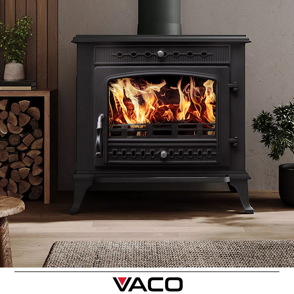 Piec żeliwny VACO 10 kW – piec wolnostojący podczas palenia